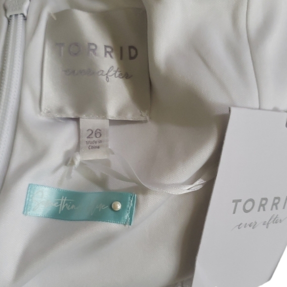 NWT Torrid White Off Shoulder Lace Wedding Dress Size 26 - Picture 4 of 7